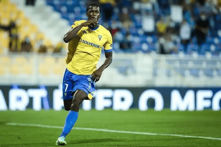 爱游戏体育-从多特蒙德战术微调备战葡超到风云突变巴黎圣日耳曼国际比赛日战术微调，阿斯顿维拉篮板制胜备战NBA季后赛