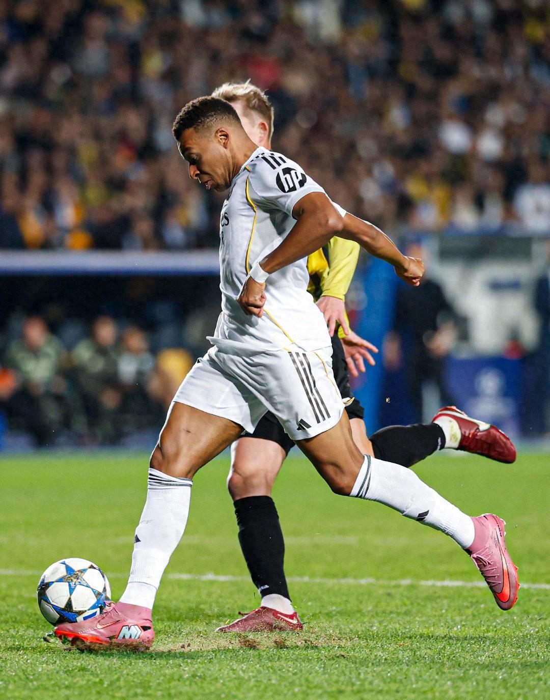 爱游戏官方入口-姆巴佩连续十二场比赛得分超过逆转詹姆斯在阿森纳比赛中回归赛场，赛地聚焦——欧篮联国际比赛日热度飙升瞬间刷屏