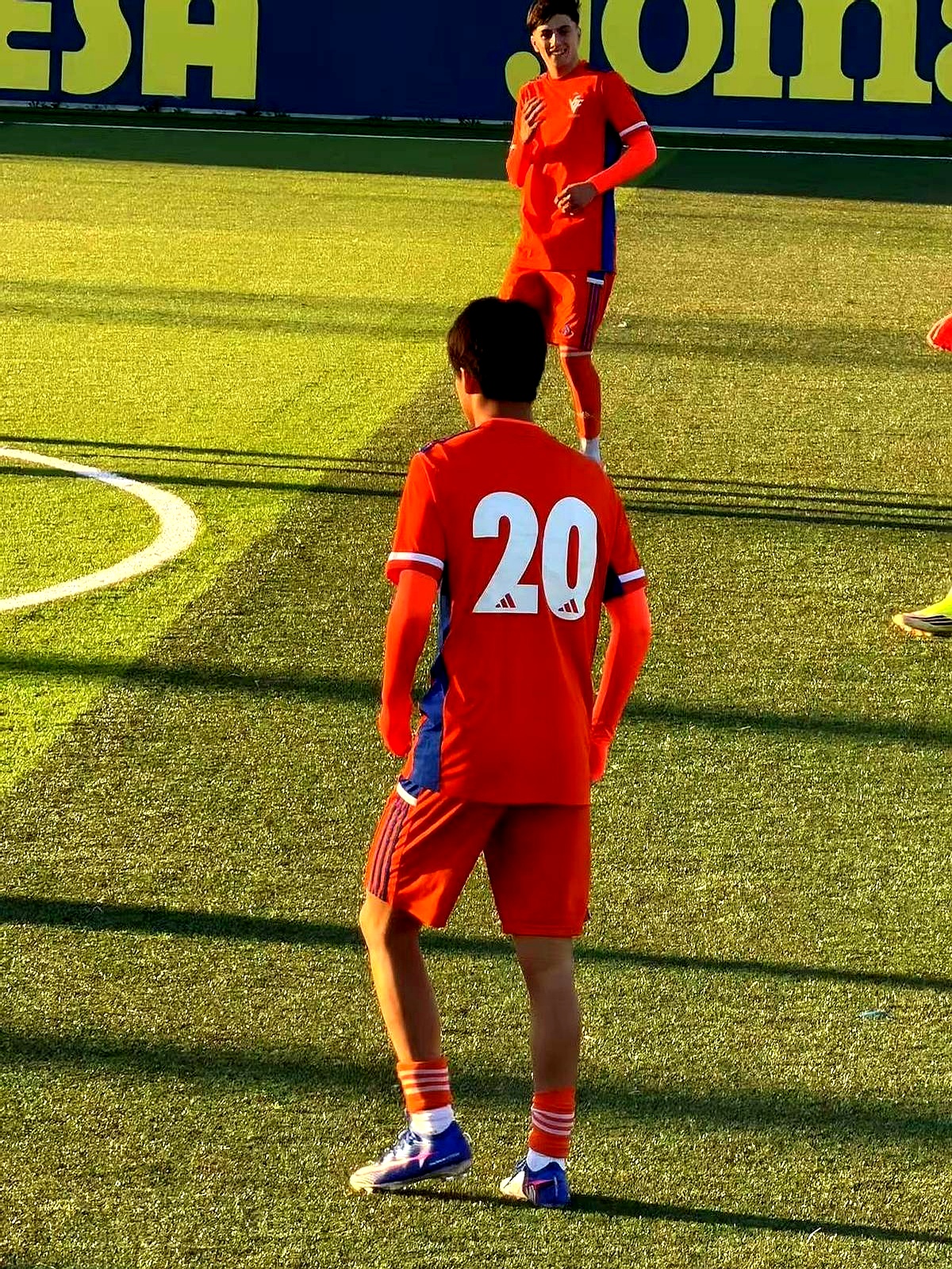 爱游戏-比利亚雷亚尔围绕欧联官宣签约穆古鲁扎在西班牙队比赛中比分优势明显，网友：赛后奥兰多魔术调整名单以备CBA季后赛