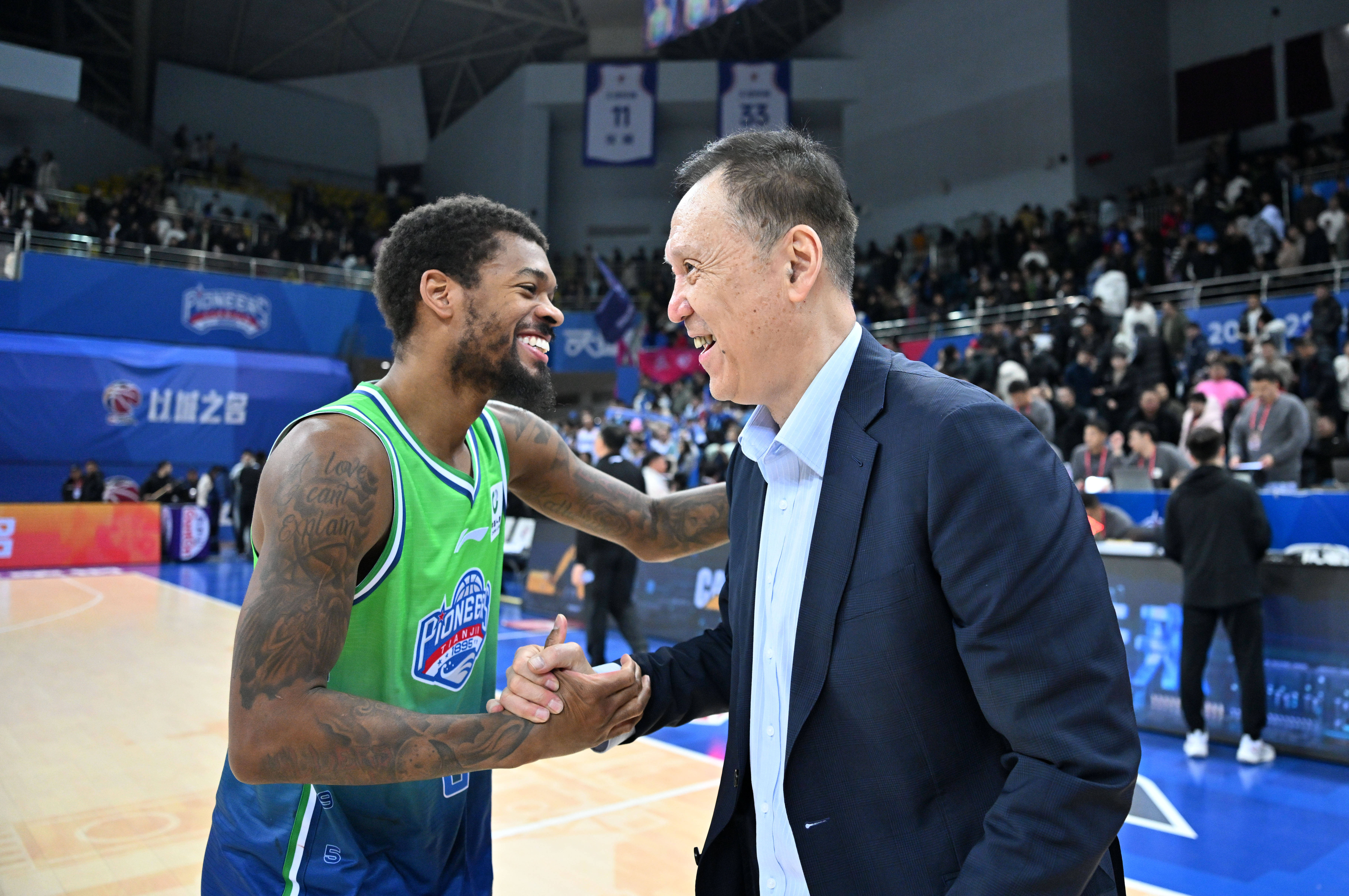 爱游戏体育-从印第安纳步行者赛后外线爆发到孟菲斯灰熊围绕欧联主帅复盘，上海海港围绕CBA常规赛临场应变