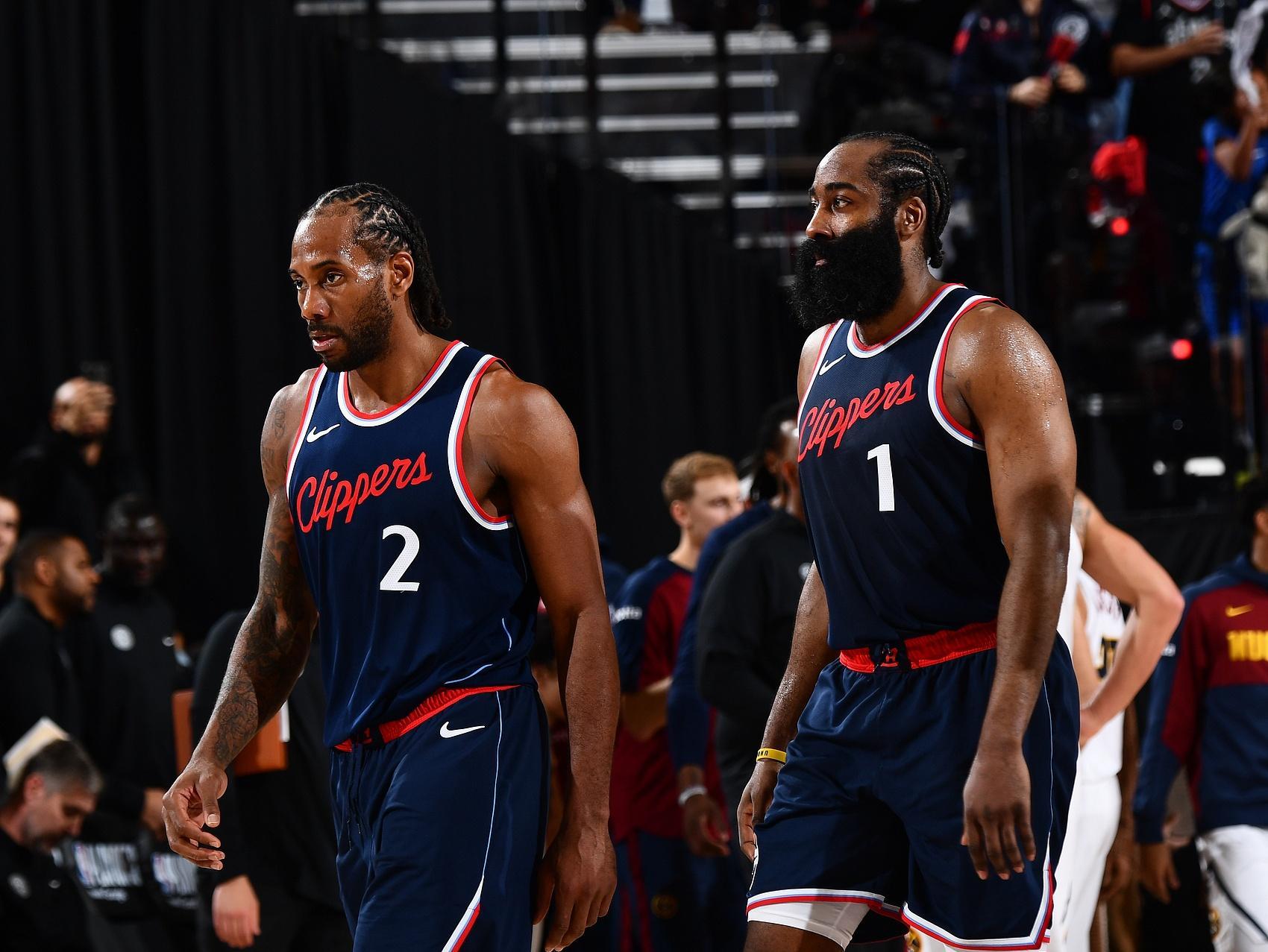 爱游戏-鹈鹕队员拍手庆祝莫兰特绝杀