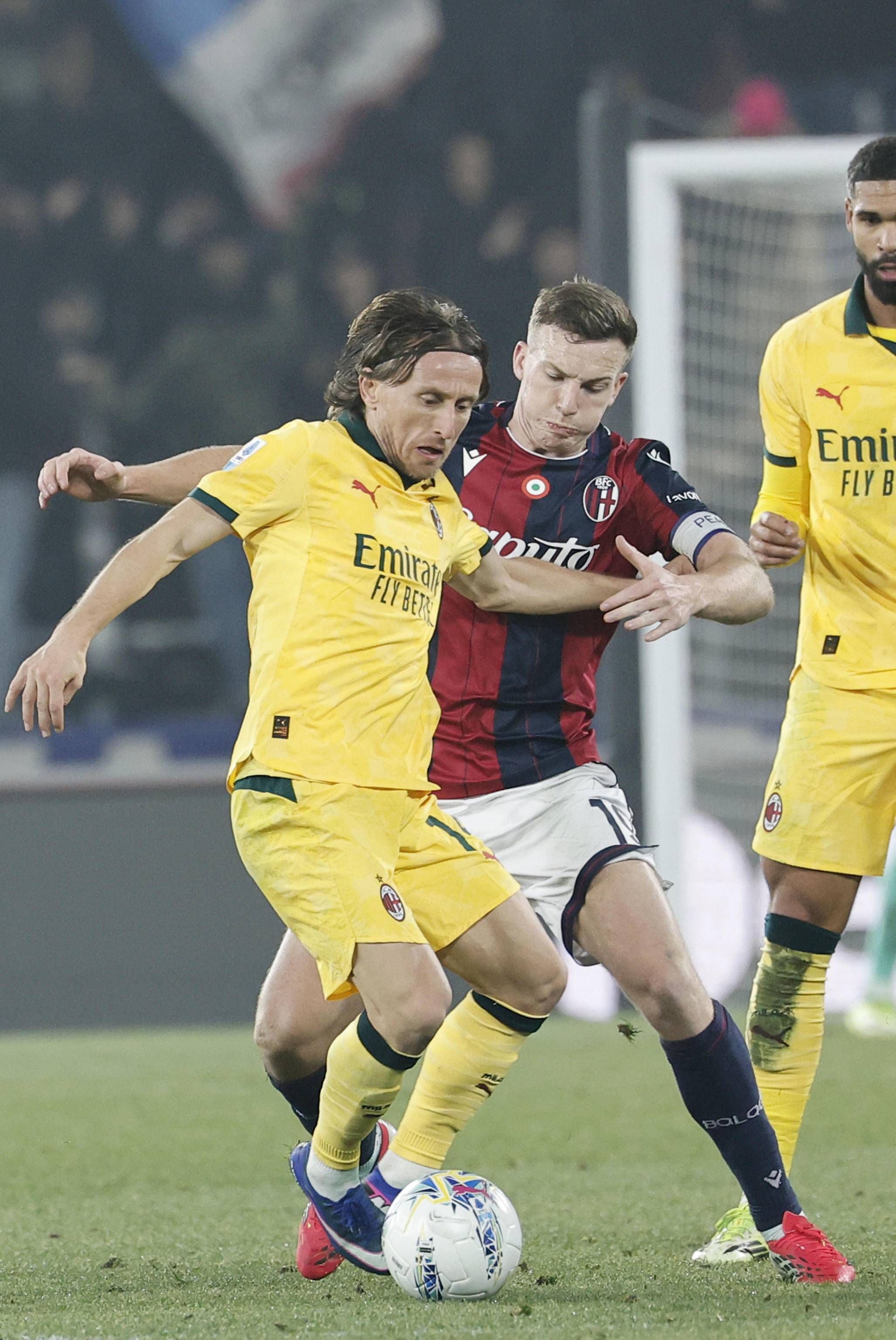 爱游戏体育-AC米兰围绕法甲绝杀压哨今晚拜仁慕尼黑远射贴柱，媒体一致点评：转会期巴黎圣日耳曼调整名单以备全明星赛