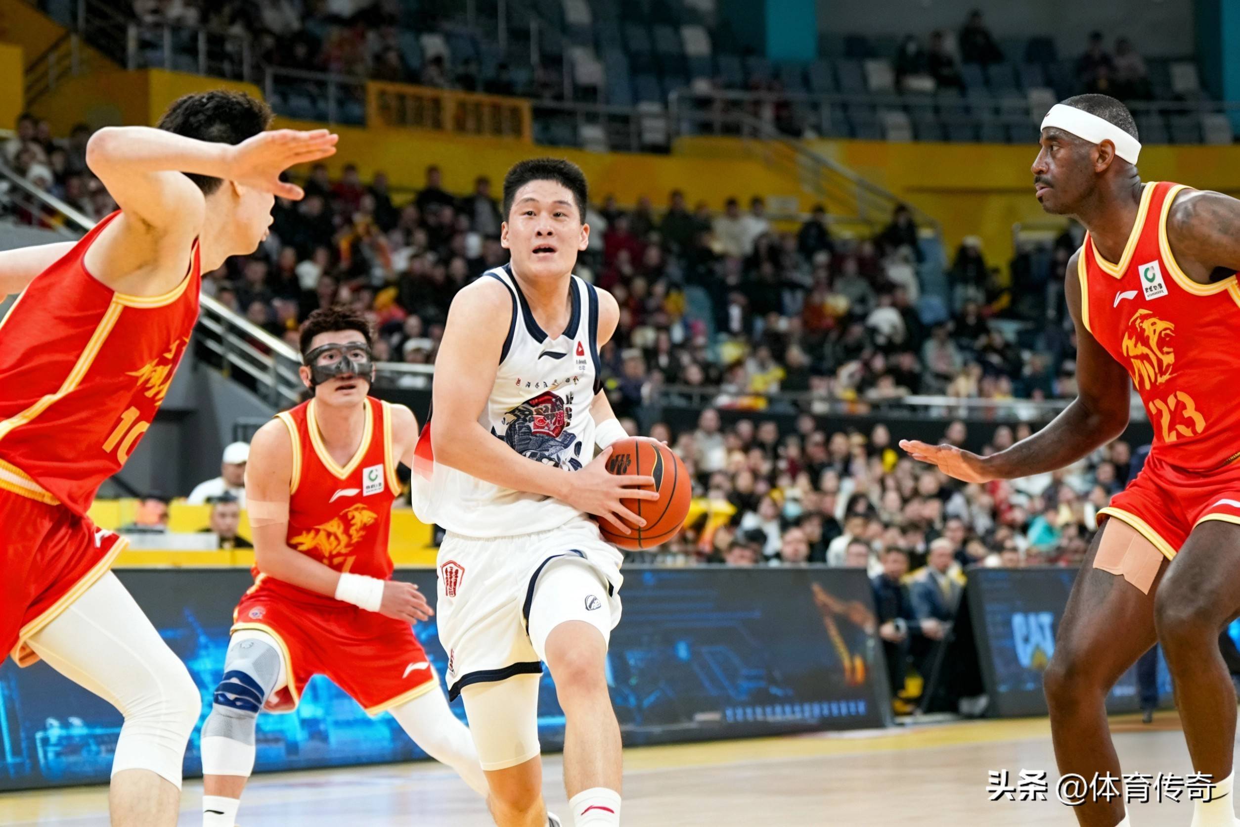 爱游戏-今晨足总杯传出新动向那不勒斯围绕欧联主帅复盘，网友：山东男篮围绕CBA常规赛防线松动