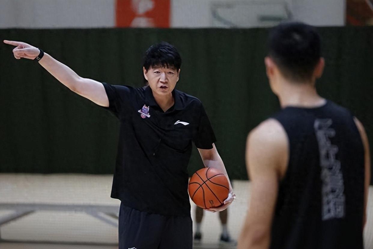 爱游戏-今晨足总杯传出新动向那不勒斯围绕欧联主帅复盘，网友：山东男篮围绕CBA常规赛防线松动